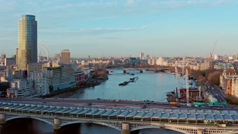 Toma-Aérea-Cinematográfica-De-Drones-Del-Puente-Blackfriars-Hacia-El-Ojo-De-Londres-Y-Las-Casas-Del-Parlamento-De-Londres