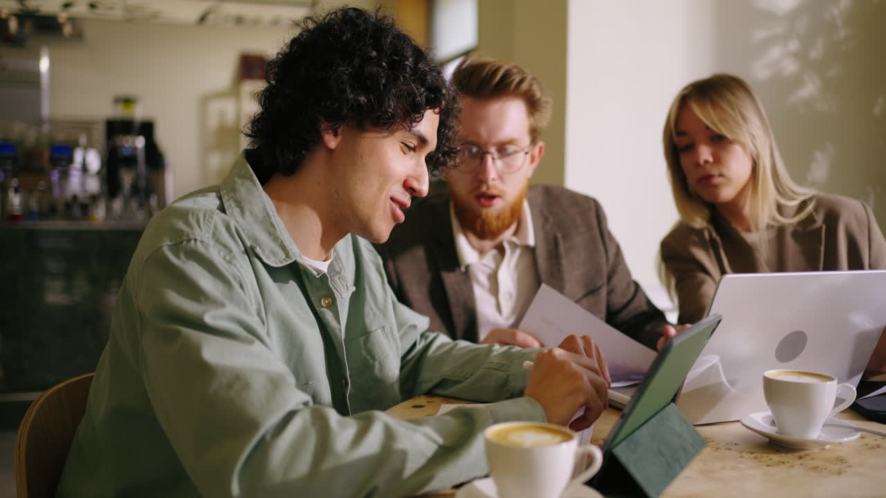 커피에서 회의를 열고 있는 비즈니스 팀입니다.