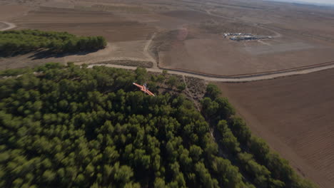 maniobras de avión rc volando junto a la pista de aterrizaje