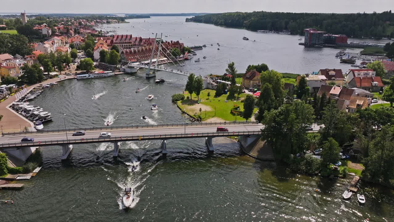 Ripresa cinematografica con drone di Mikołajki, in Polonia, che ne evidenzia il ruolo di paradiso lacustre