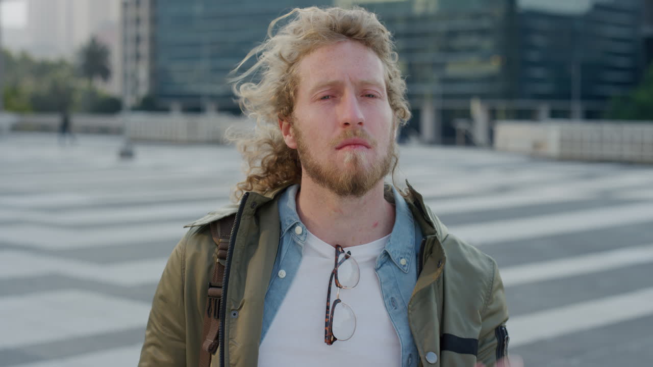 초상화 독립적인 젊은 남성 학생은 심각하게 도시에서 머리카락을 통해 손을 달리고 도시 생활 방식 느린 동작