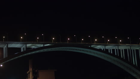 Vista-Nocturna-De-Un-Puente-En-Porto-Portugal