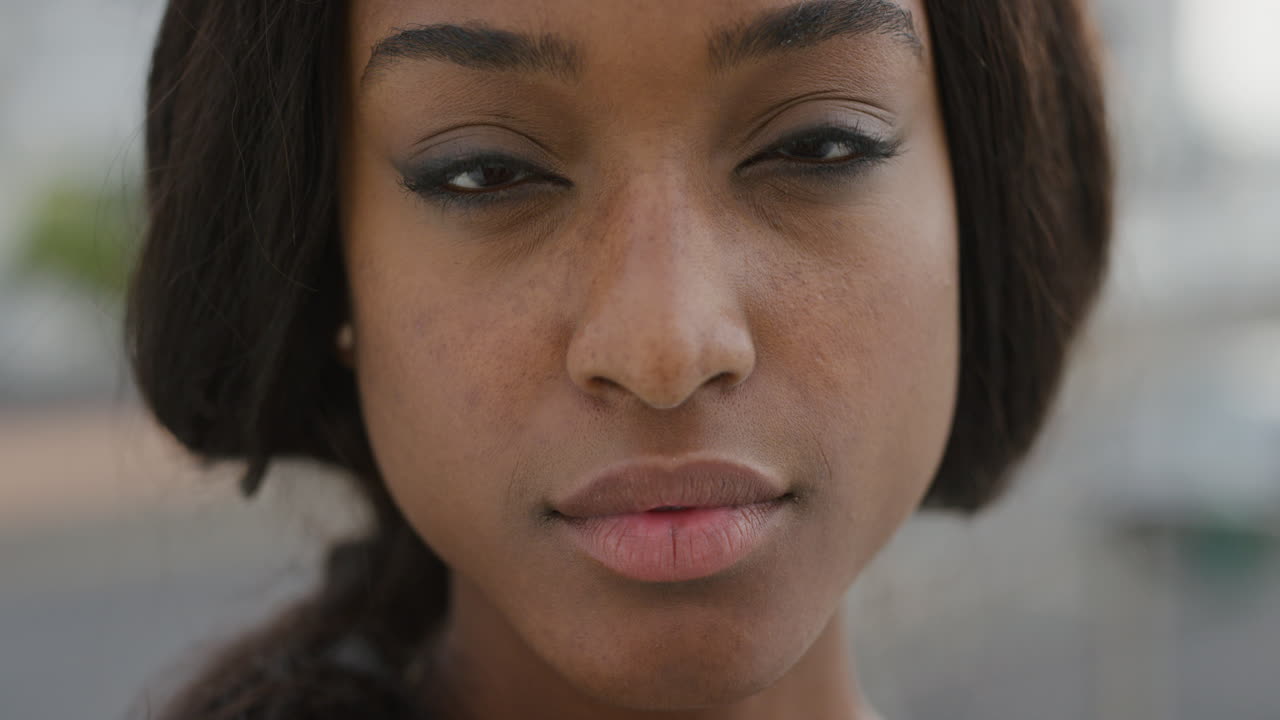 retrato de cerca atractiva joven mujer afroamericana que busca confianza seria belleza femenina negra contemplativa