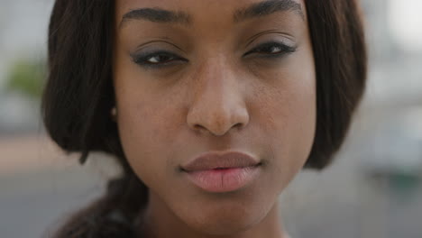 Primer-Plano-Retrato-Atractiva-Joven-Afroamericana-Que-Parece-Confiada-Y-Seria-Contemplativa-De-Belleza-Femenina-Negra