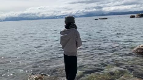 Junger-Mensch,-Der-Die-Atemberaubende-Aussicht-Auf-Den-Lake-Tahoe,-Kalifornien,-Genießt