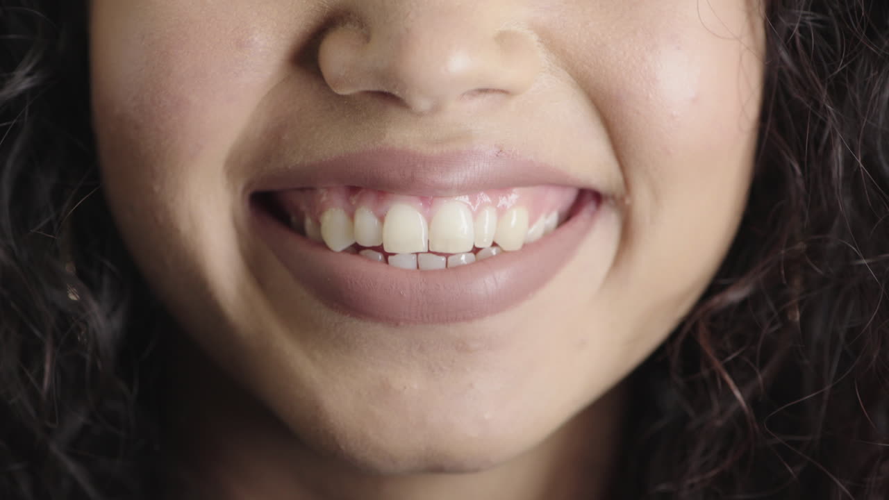 cerrar la boca de la mujer sonriendo feliz mostrando dientes blancos saludables concepto de salud dental