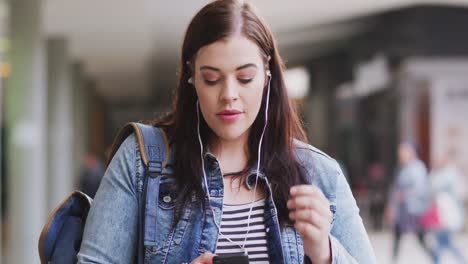 joven mujer caucásica mirando su teléfono