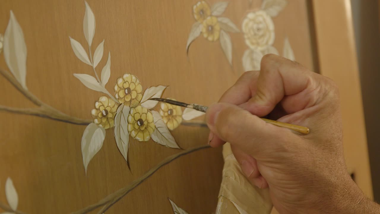 Painting a design over a furniture by hand