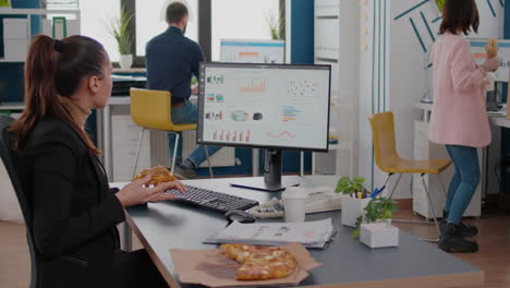 Mujer-Empresaria-Tomando-Un-Descanso-Para-Comer-Sentada-En-La-Mesa-Comiendo-Pizza-Y-Entrega-De-Comida-Rápida