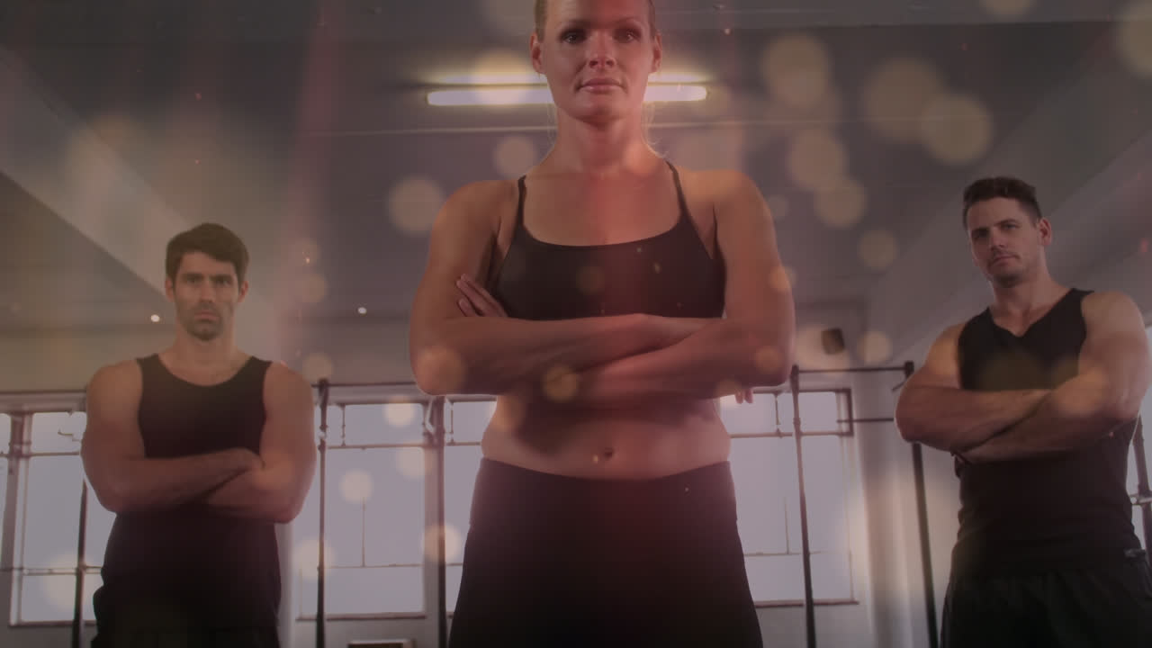 체육관에서 팔을 고 포즈를 취하는 백인 남성과 여성에 대한 렌즈 플레어 애니메이션