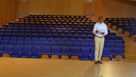 Hombre-De-Negocios-Afroamericano-Practicando-El-Discurso-En-Un-Auditorio-Vacío-4k