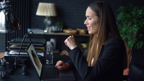 mujer de negocios trabajando en una computadora portátil en el lugar de trabajo. mujer escribiendo en una computadora portátil en la oficina