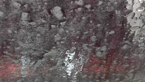 diferentes estágios dirigindo por um túnel de lavagem de carros, espuma multicolorida e água e bolhas, enxágue e encere