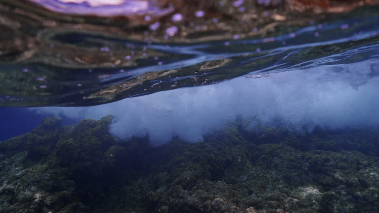 toma submarina de olas aplastando rocas en el mar mediterráneo
