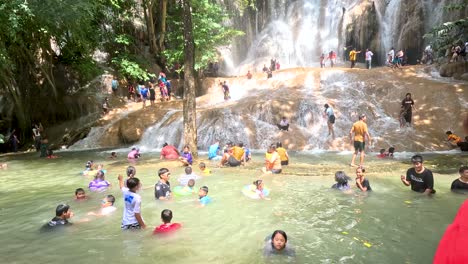 visitantes nadando y relajándose en una pintoresca cascada