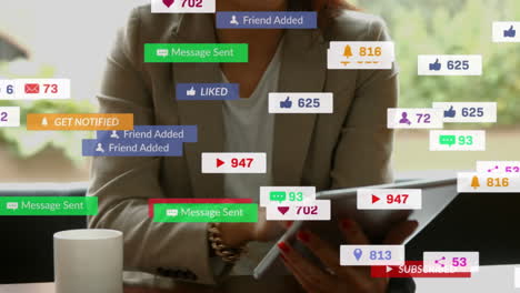 animación del texto de las redes sociales en pancartas con iconos digitales sobre una mujer que usa una tableta