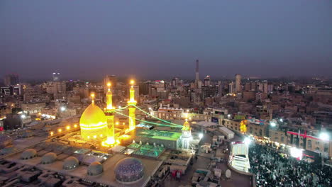 peregrinos xiitas em karbala entre mesquitas