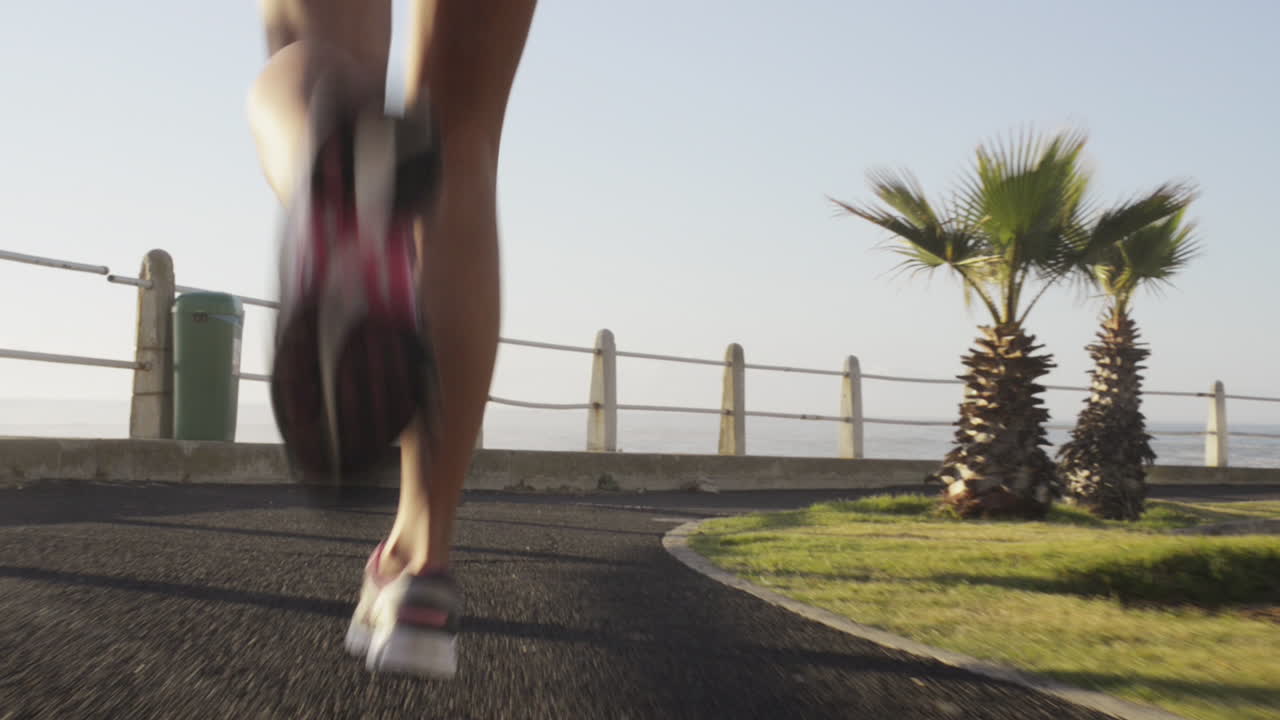 도로에서 달리는 혼합 종족 여자 달리기 선수
