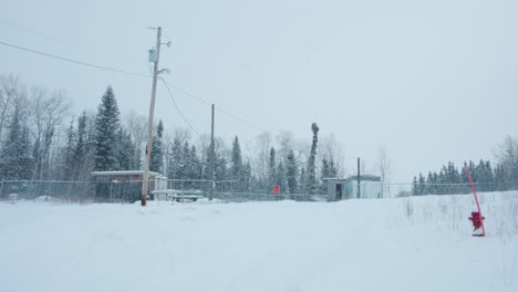 Un-Remoto-Norte-De-Servicios-De-Electricidad-Industrial-Puesto-Avanzado-Vallado-Enterrado-En-La-Nieve-Del-Invierno