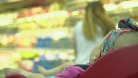 el niño se sienta en una silla especialmente equipada 5 en el supermercado 1