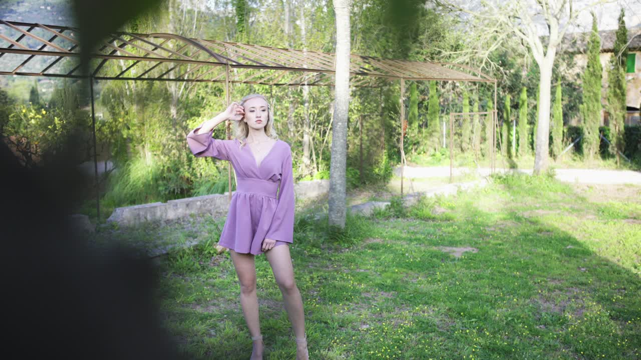 보라색 드레스를 입은 유행하는 여자