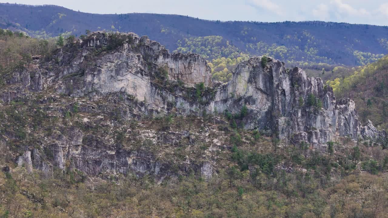 Rocky ridgeline of Seneca Rocks in Monongahela Forest, West Virginia, USA