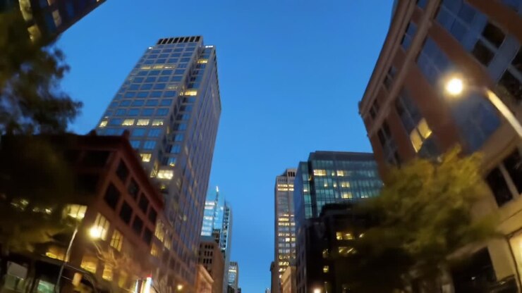 Anoitecer no Horizonte Urbano: Uma Vista Cativante de Edifícios Altos Iluminados pelas Luzes da Cidade e Céus Crepusculares num Cenário de Cidade Moderna