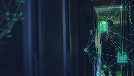 animación de la red de conexiones a través de una ingeniera de ti caucásica con una tableta por un servidor de computadora