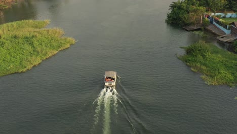 Kreuzfahrtschiff-Mit-Menschen-Auf-Dem-Fluss-Mit-Grünflächen_2