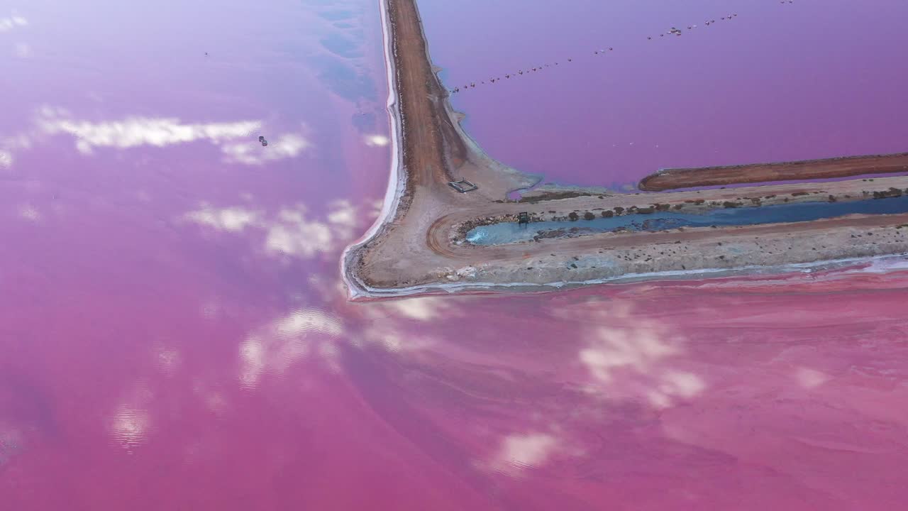 excelente toma aérea de la laguna hutt rosa en australia