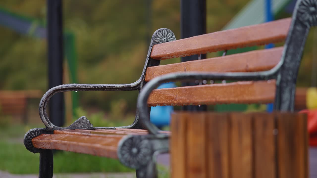 도시 공원 에 있는 은 나무 벤치