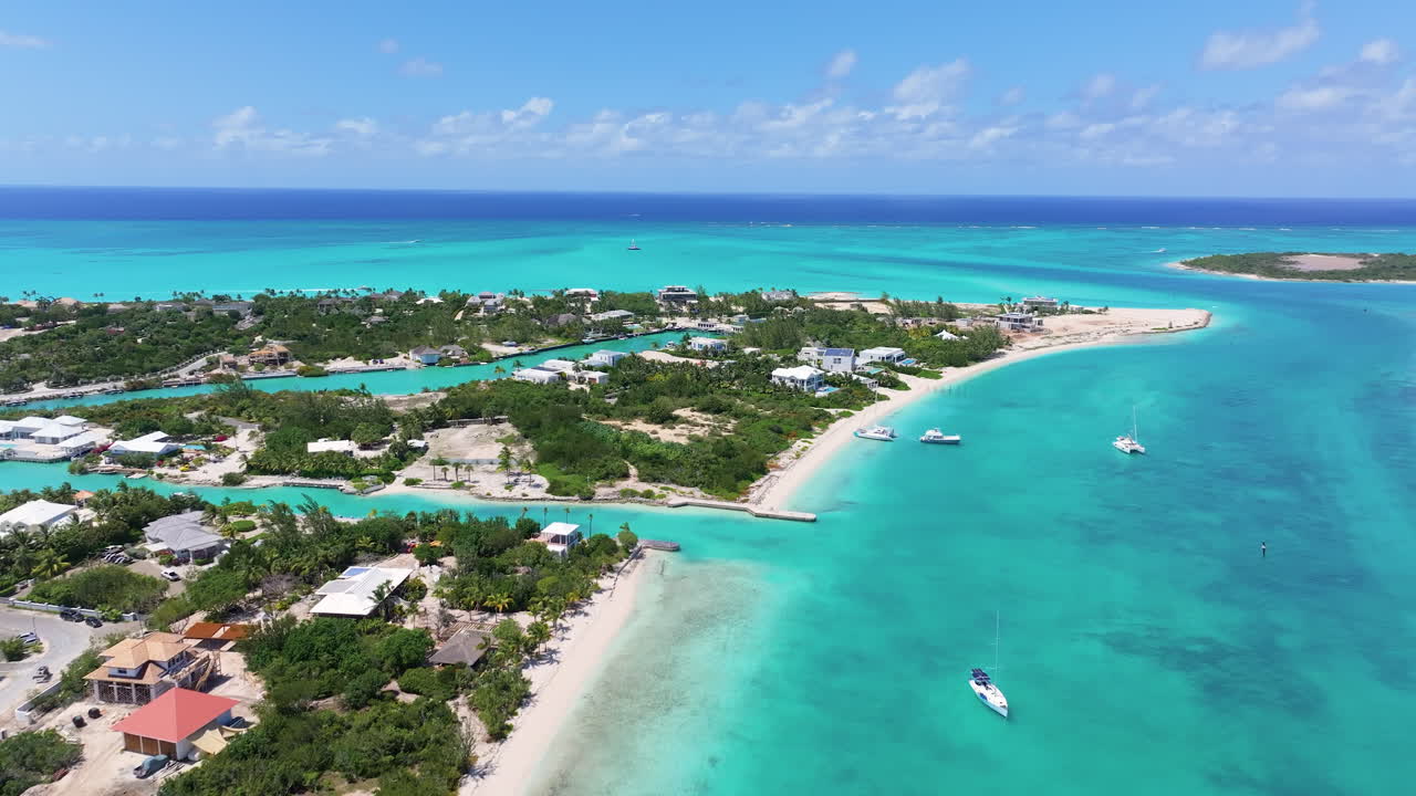 왼쪽에는 울창한 초록색으로 둘러싸인 해안가 리조트와 주택이 있는 멋진 파란 바다를 포착하는 돌리 포워드