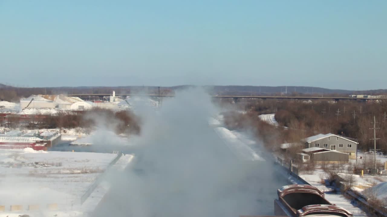 멀리 보이는 운하 위의 다리 위에 지나가는 차량들