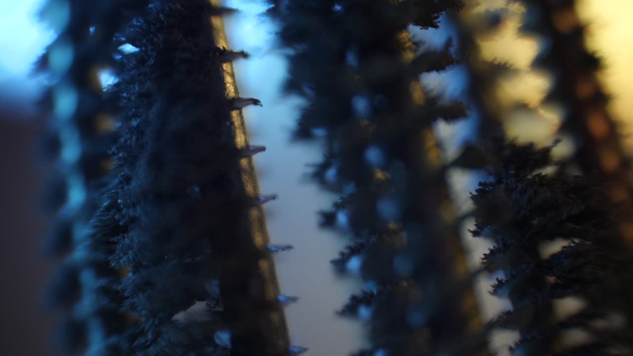 cierre abstracto de tornillos con virutas de metal