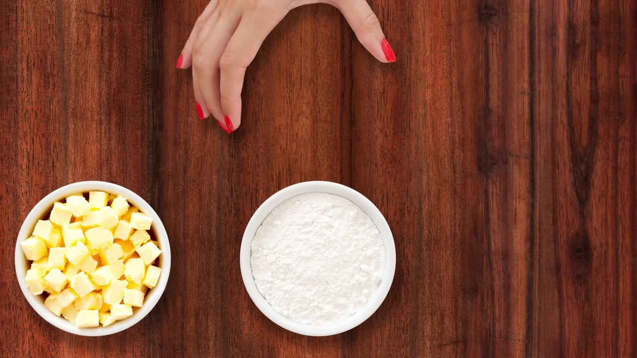 ofreciendo cuencos con ingredientes para hornear