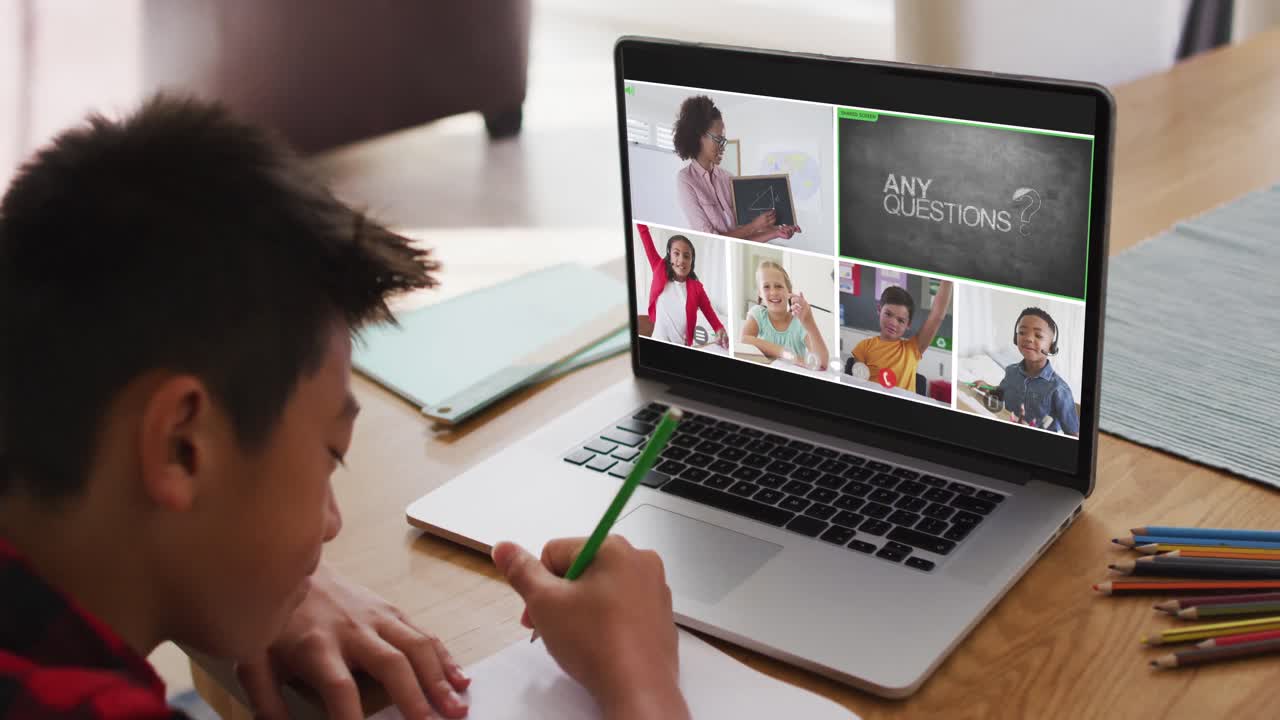 escolar que usa una computadora portátil para una lección en línea en casa, con un maestro y una clase diversos en la pantalla