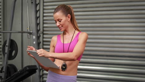 entrenador tomando notas en el gimnasio de crossfit