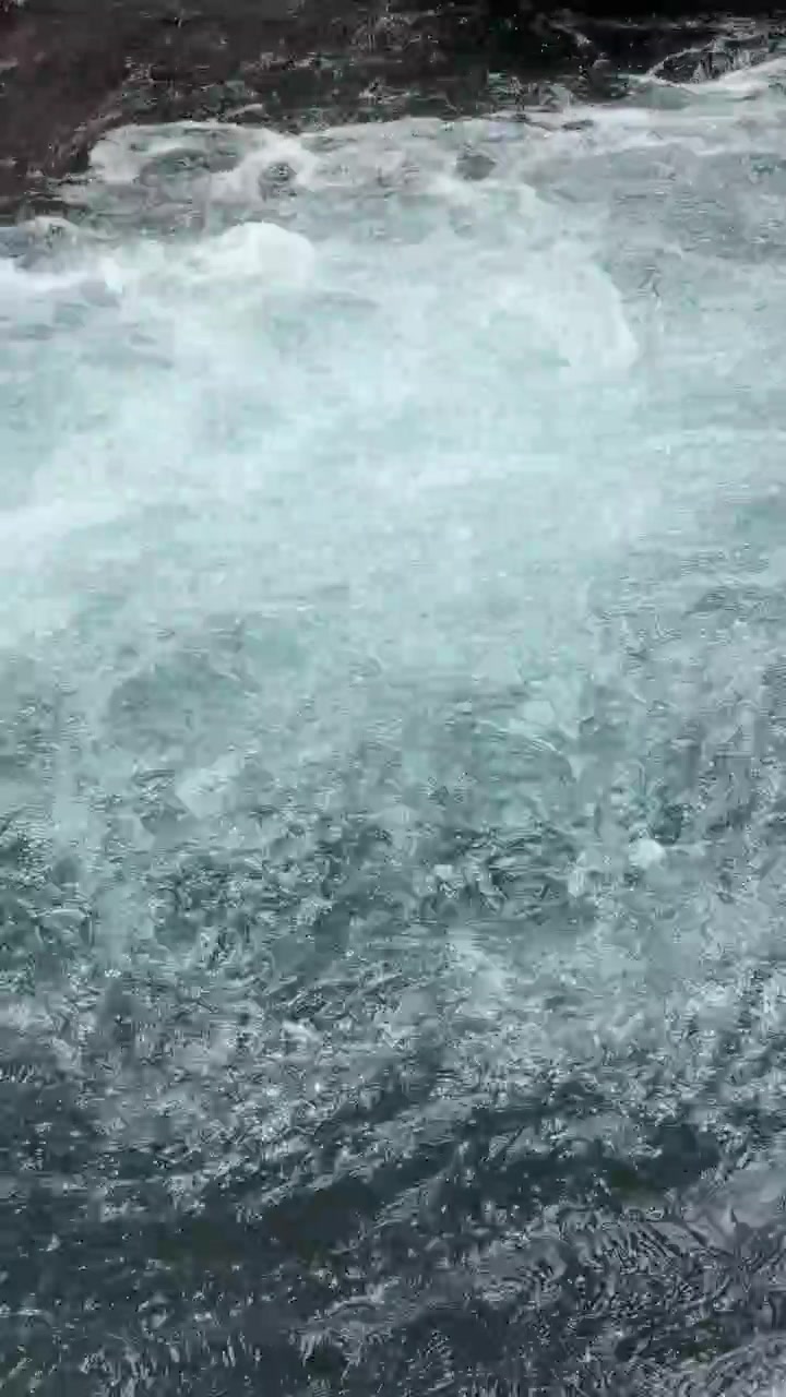 Acqua impetuosa che scorre in un torrente di montagna