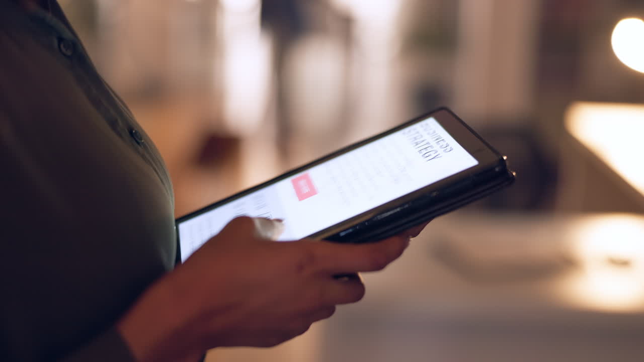 mujer usando una tableta