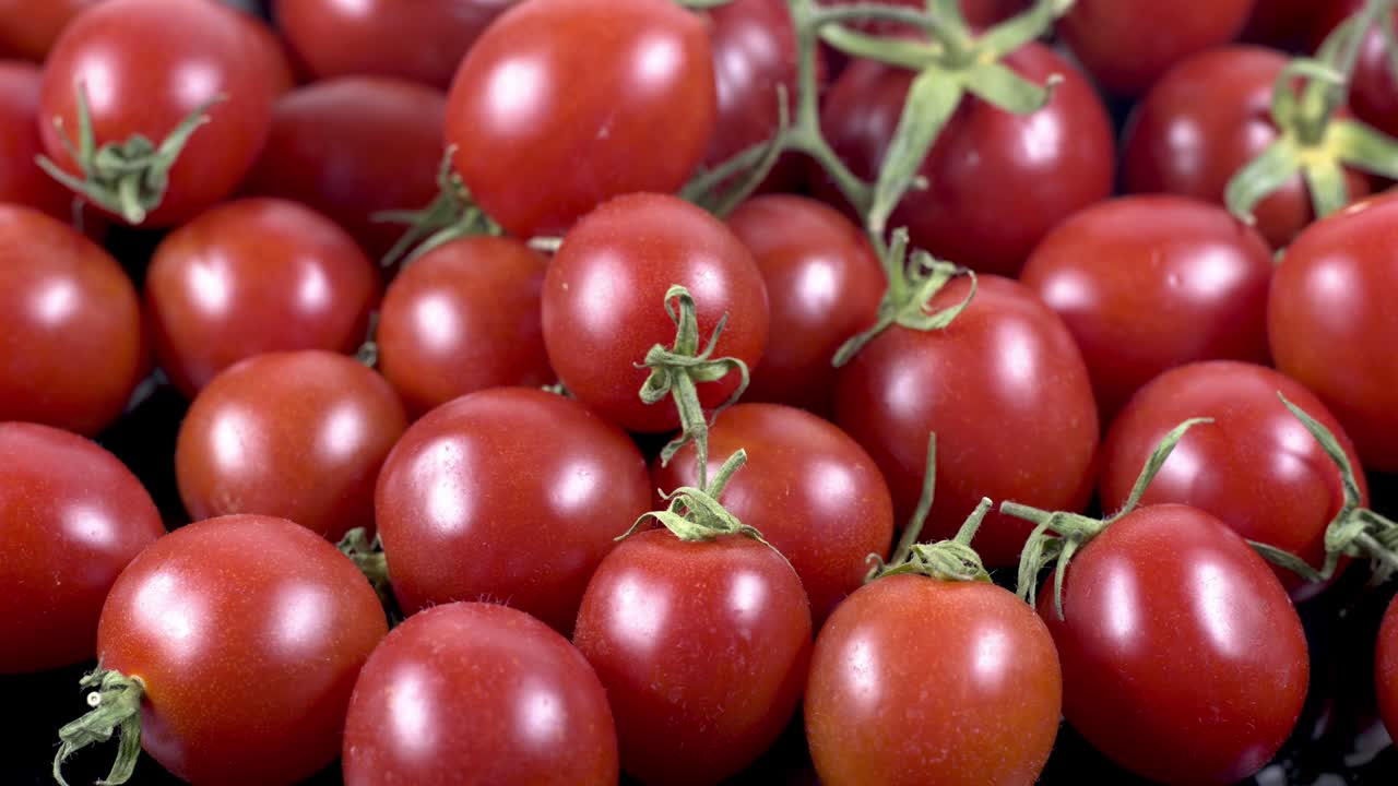 primer plano y disparo detallado de un montón de tomates frescos