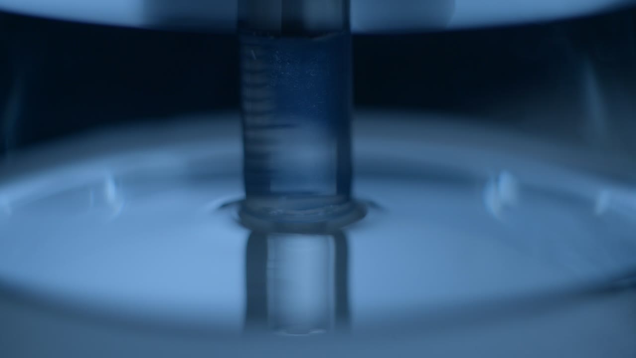 agua y jeringa en cámara lenta