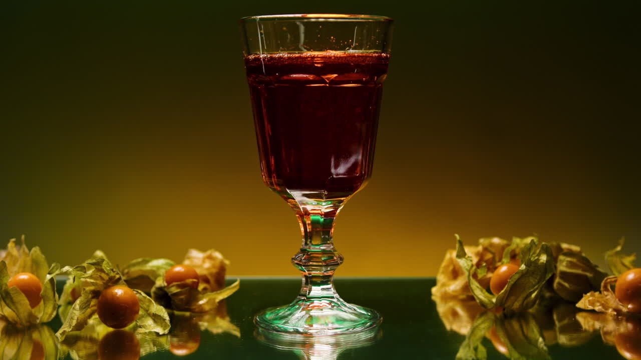 컵에 넣은 케이프 가스베리 주스