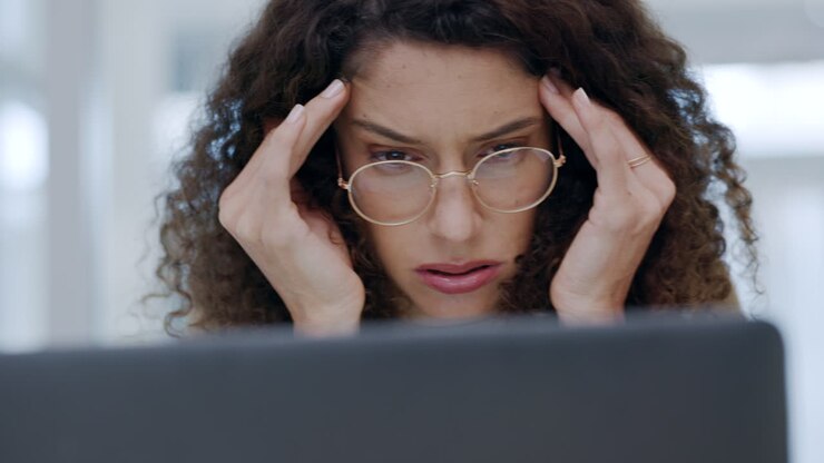 Stress, mal di testa e donna con laptop a casa