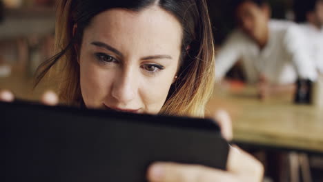 Schöne-Frau-Mit-IPad-Tablet-Computer-Touchscreen-Im-Café