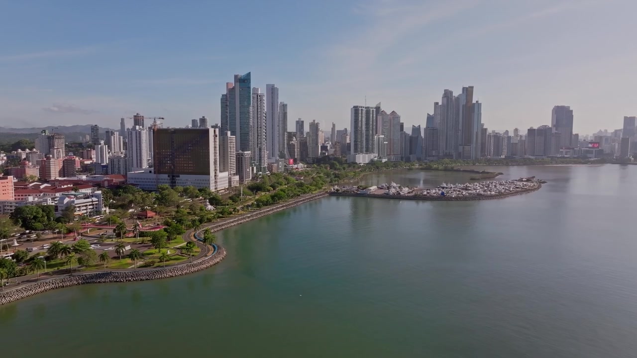Vista di Panama City e Viale Balboa al mattino, mentre la ripresa aerea del drone scende seguendo la costa.