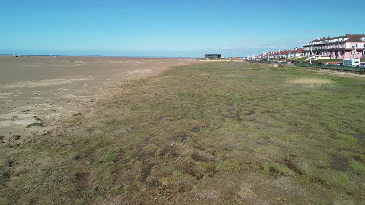 área de conservación frente a la playa de hoylake - avión no tripulado de vuelo bajo hierba de espartina hacia meols, wirral, reino unido