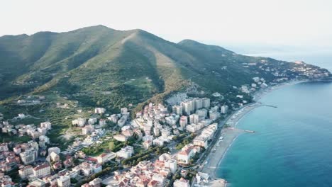 toma panorámica de la costa italiana junto al mediterráneo