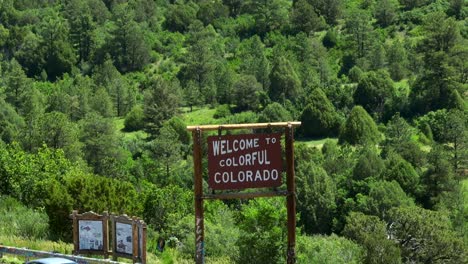 bienvenidos al colorido letrero de colorado.