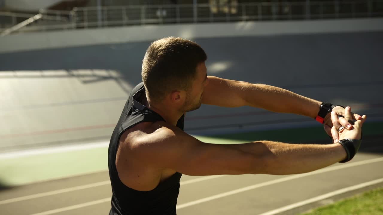 hombre estirándose al aire libre