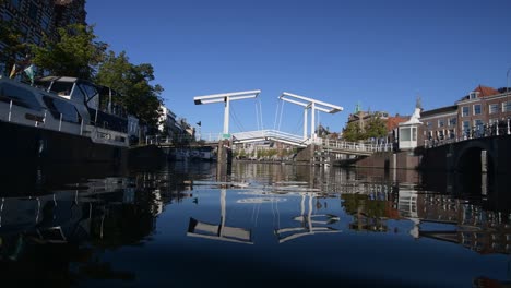 agua tranquila con el reflejo del puente a través del río en haarlem